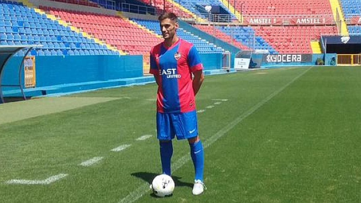 Trujillo con la camiseta del Levante el día de su presentación.
