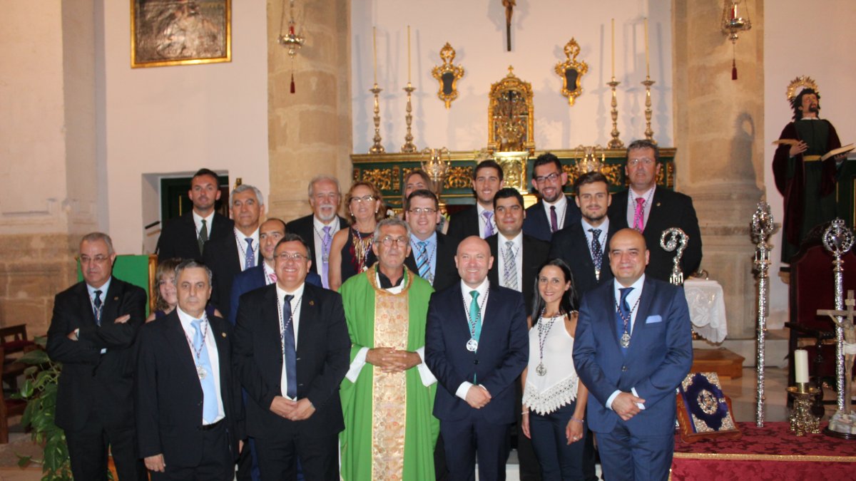 El consiliario, Tomás Cano; el hermano Mayor, David Colomera y los integrantes de su Junta de Gobierno de la Hermandad de Nuestra Señora de las Angus