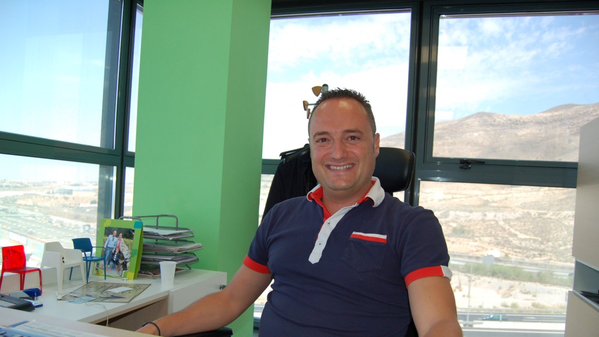 Juan Pelegrín es feliz “los sábados a mediodía yendo con mis hijos al mercado de Almería”.