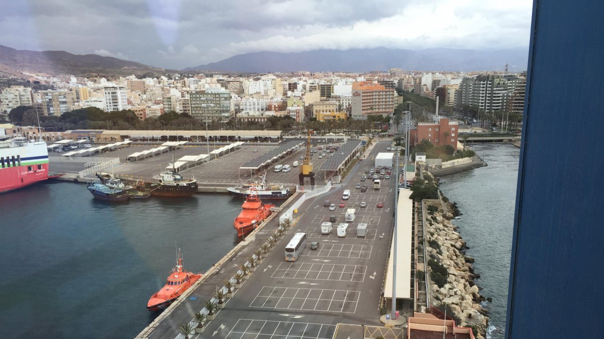 Muelle de levante visto desde la torre de Salvamento Marítimo de la capital.