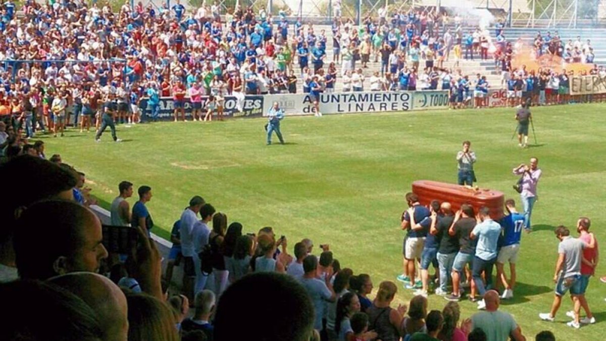 Emoción y lágrimas en el adiós a Carles.