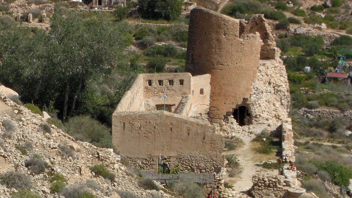 Vista del castillo de la cala de San Pedro (Níjar), cuya torre corre el riesgo de “derrumbe inminente”.