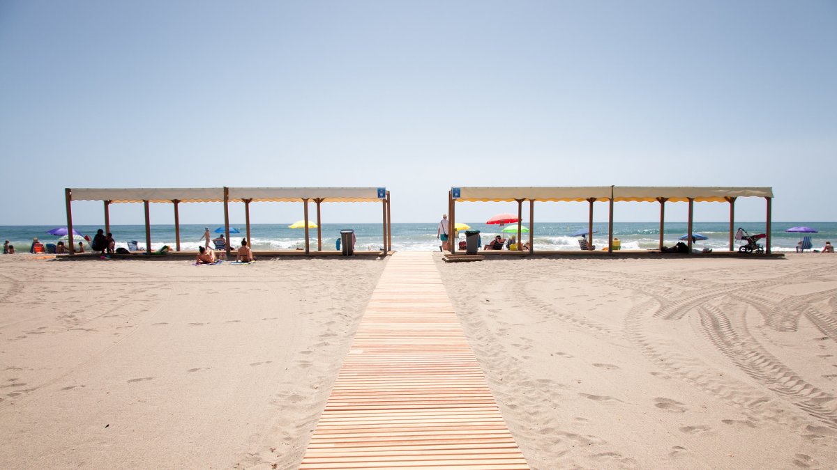 Acceso  para personas con movilidad reducida instalado este verano en la Playa de las Marinas-Bolaga, de Vera.