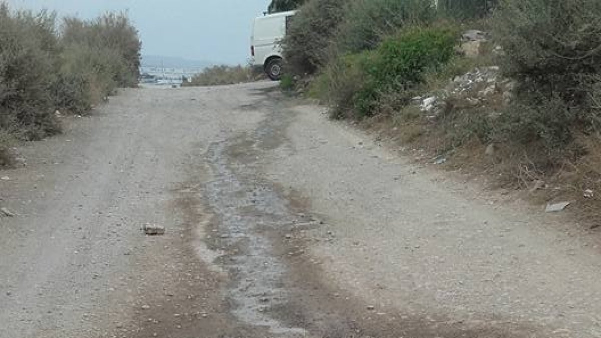 En la imagen, el camino, lleno de baches y piedras, por el que estos vecinos tienen que circular a diario.