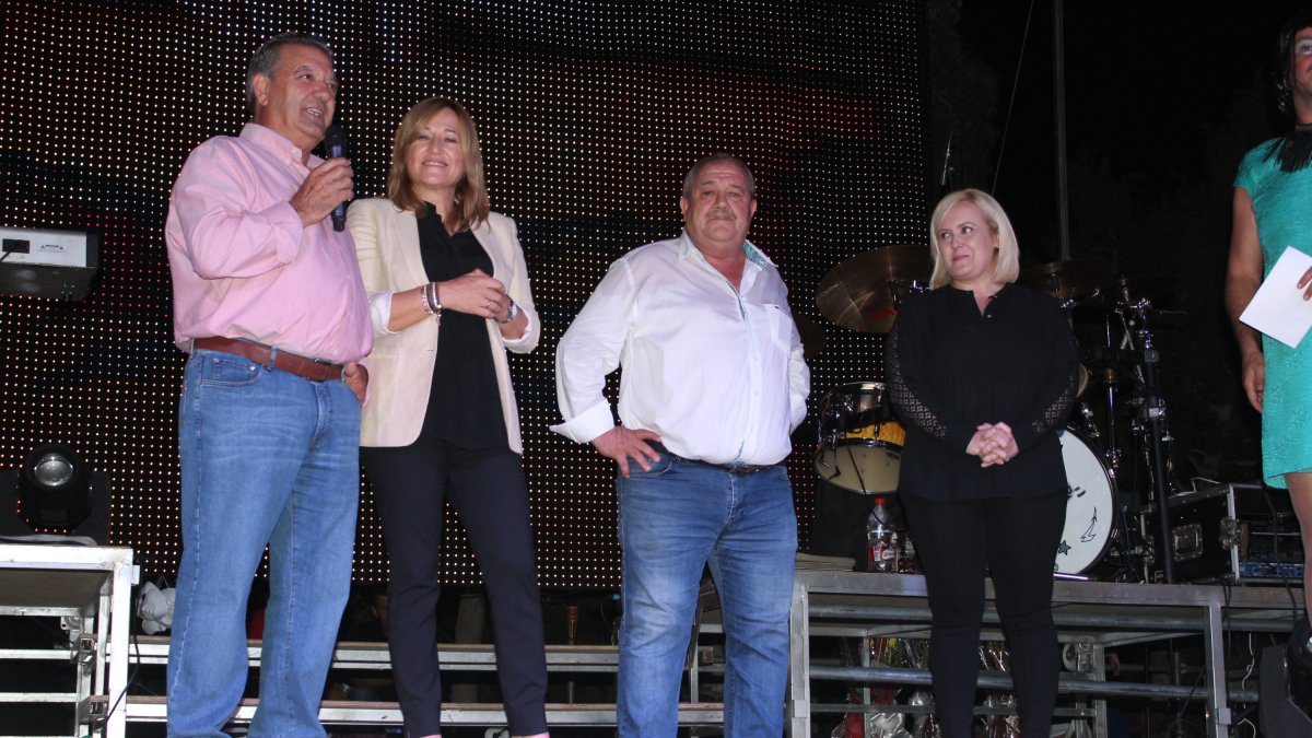 La alcaldesa de Níjar, Esperanza Pérez y la concejala de Festejos, Yolanda Lozano, con la Comisión de Fiestas de San Isidro, José Manuel Flores Sánch