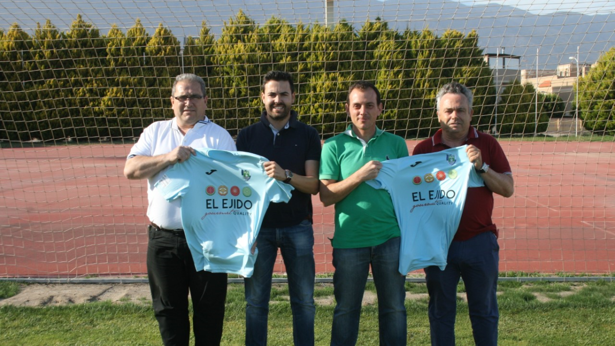 Javi Fernández sostiene la celeste junto a Vicente Puertas.
