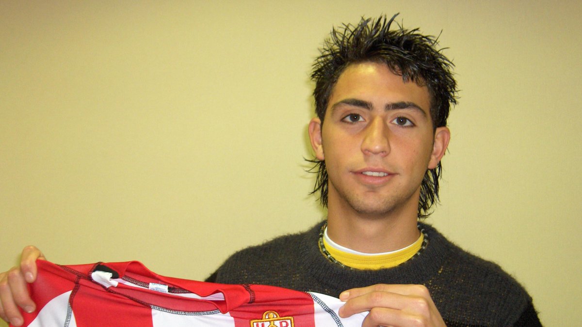 Molo luciendo la camiseta rojiblanca.