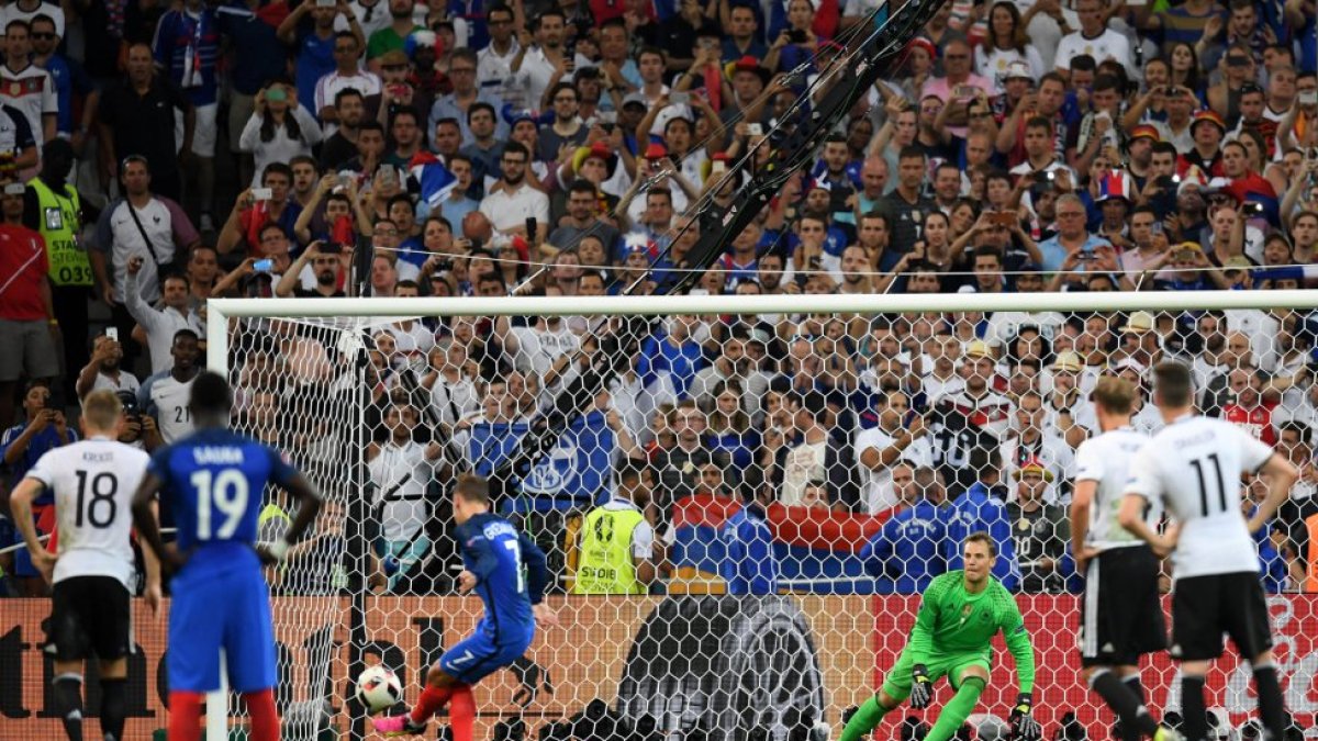 Griezmann marcando de penalti.