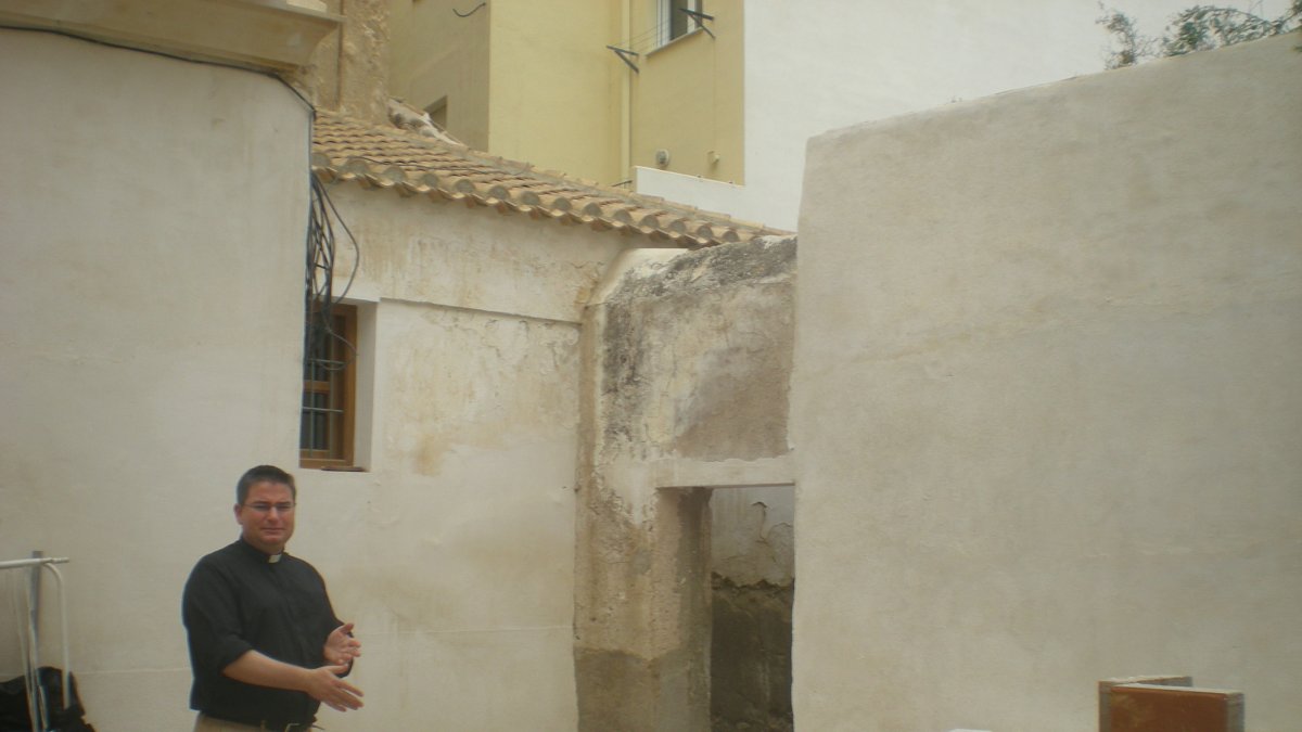 El párroco muestra la zona donde se colaron para intentar entrar.