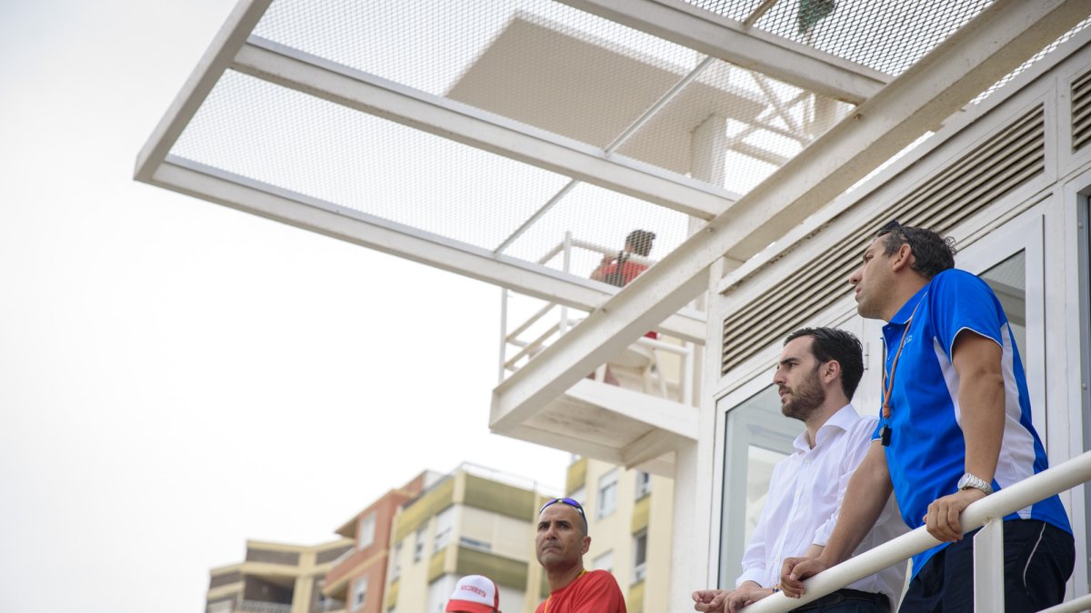 El concejal Carlos Sánchez en la torre de salvamento del Palmeral.