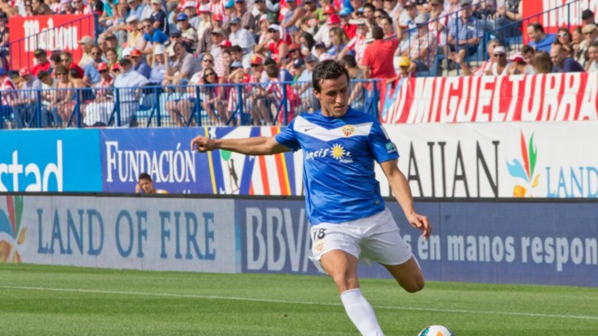 Christian Fernández cambia Huesca por Oviedo.