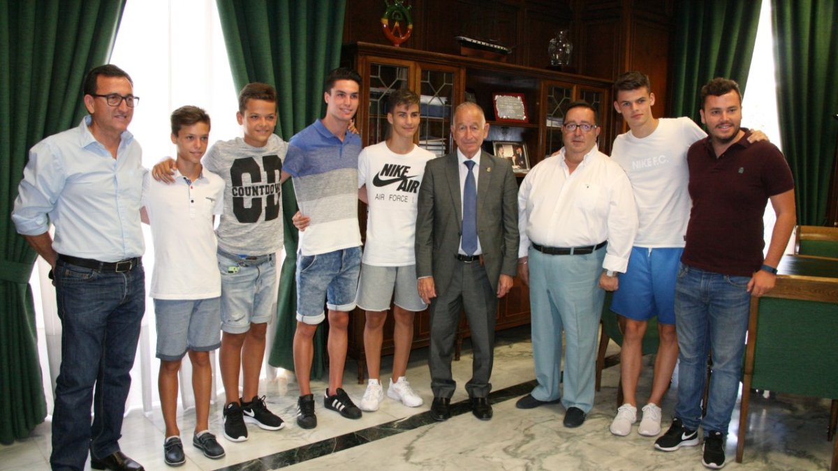 Amat y Rubí con las estrellas roqueteras del mañana.