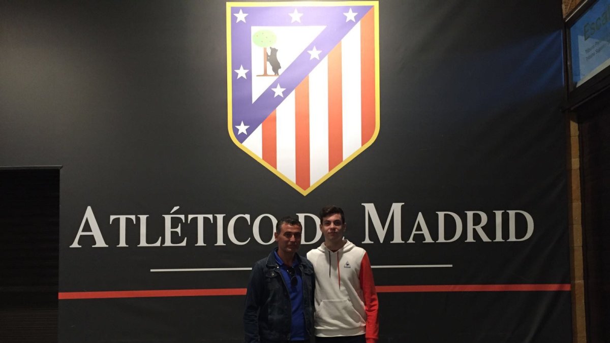 Rafagol y Álex con el escudo del Atlético.