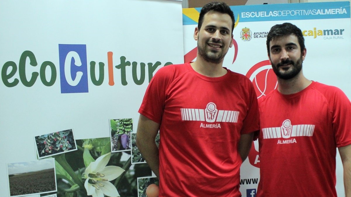 Felipe y Alberto posan con la roja.