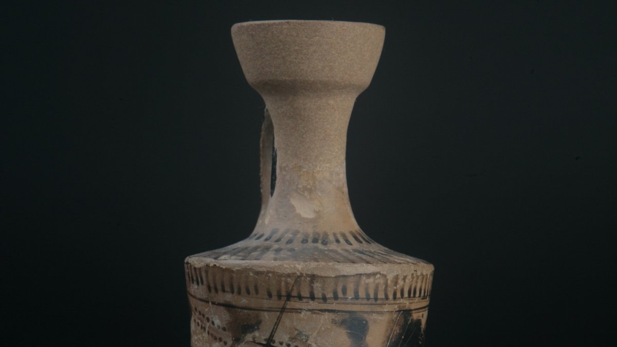 Detalle de una pieza de la colección de Juan Cuadrado, encontrada en Villaricos, que podrá verse en la muestra.