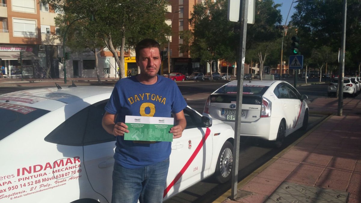Imagen  de Sergio Córdoba de la Gremial del Taxi portando el Manual