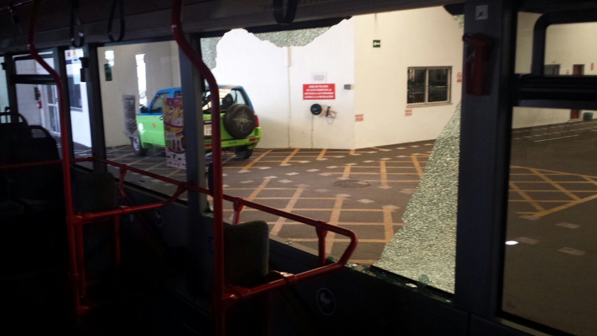 Imagen del autobús apedreado en el barrio de Pescadería