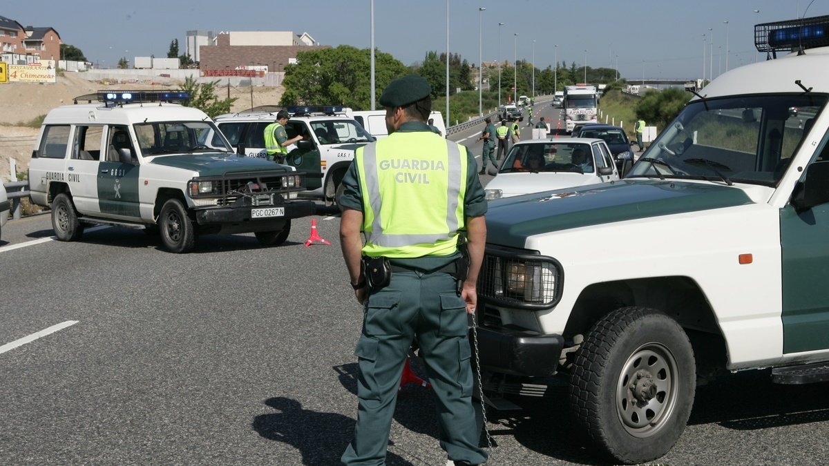 Las diligencias están siendo investigadas por el Juzgado de Instrucción de Berja. En la imagen, agentes de la Guardia Civil en un control.