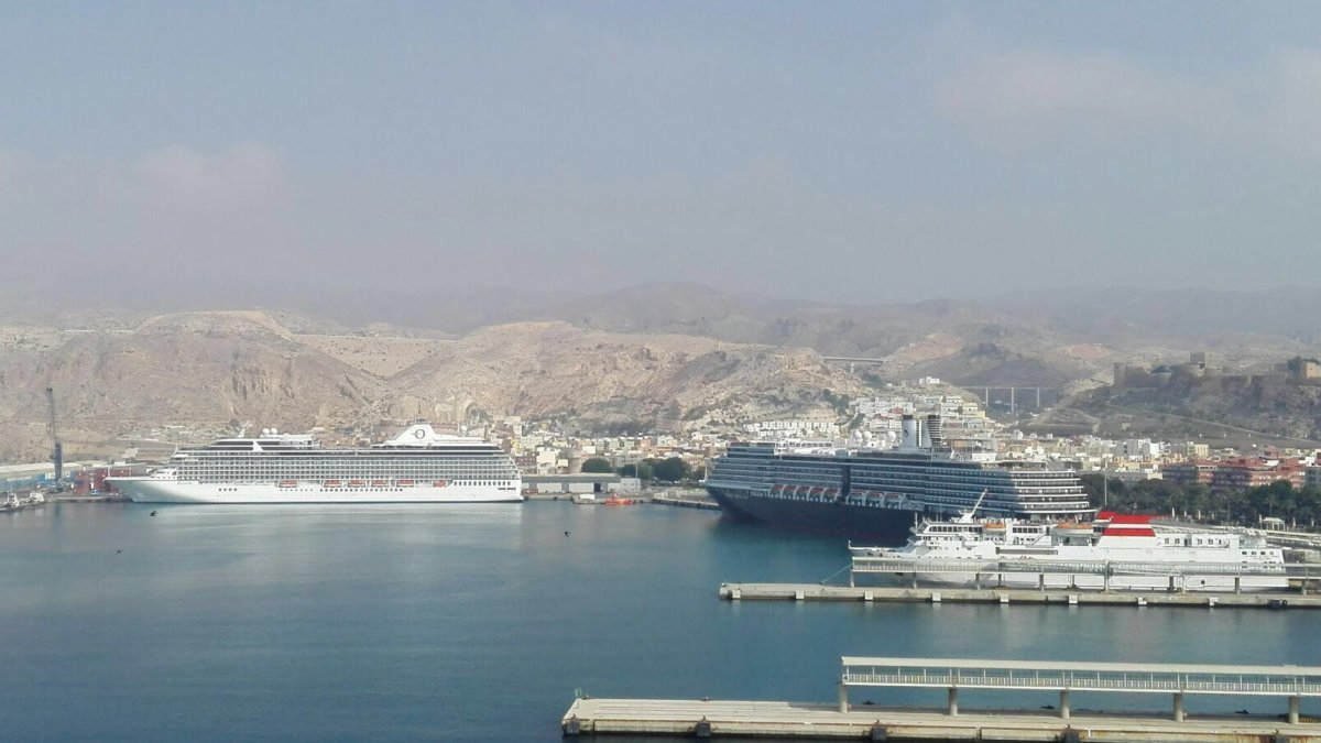 El Oosterdam y el Riviera ayer en el puerto de Almería