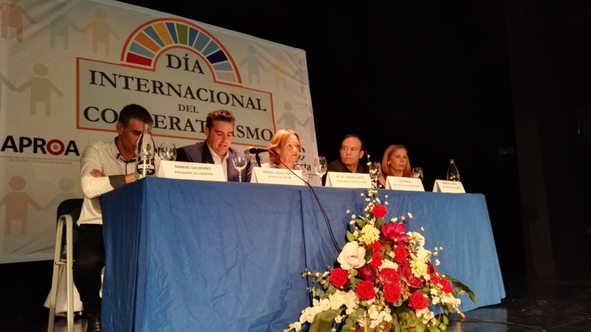 Mesa presidencial del encuentro de las cooperativas de Almería