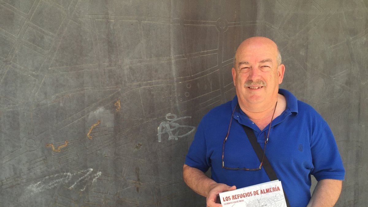 Eusebio Rodríguez, con un ejemplar de su libro, en la puerta de los Refugios.