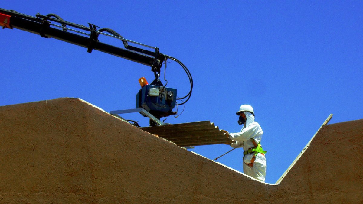 Retirada de amianto en el IES Argar hace unos años