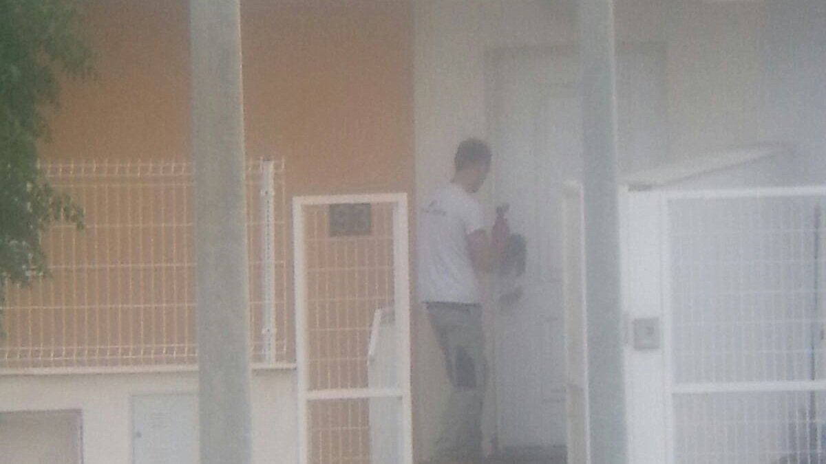Instalación de las placas en las puertas