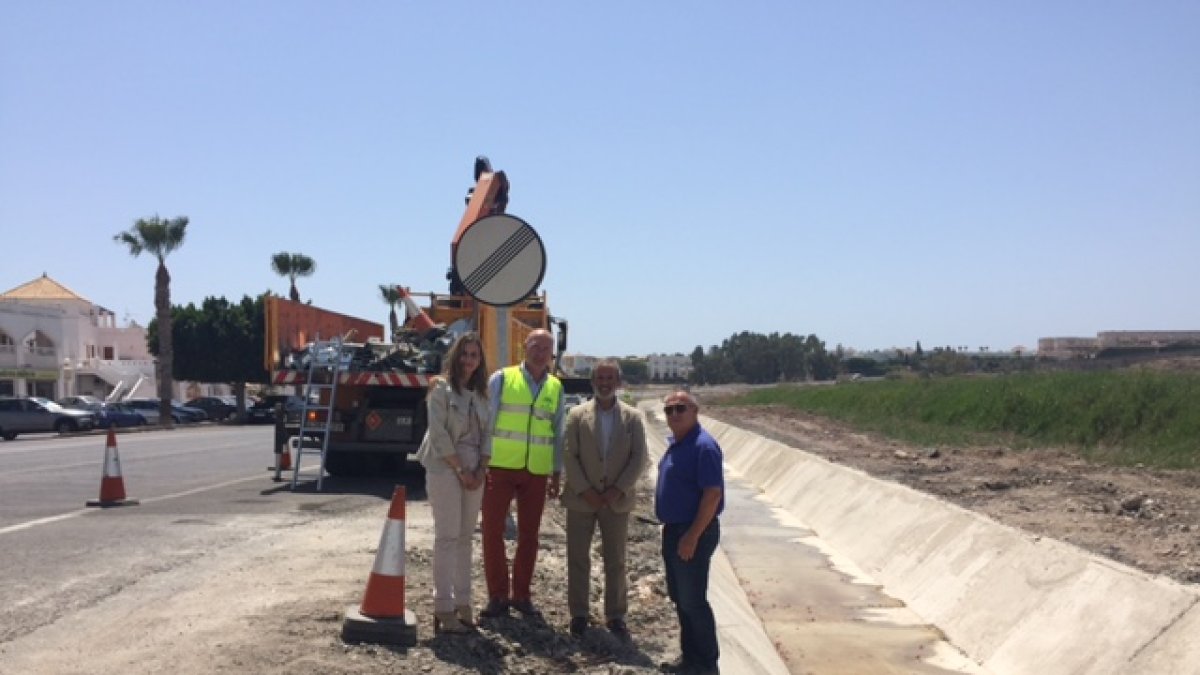 Visita del delegado a las obras de mejora de una carretera veratense.