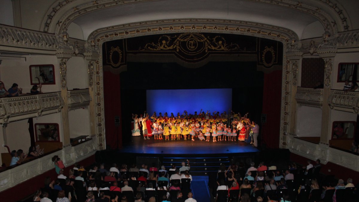 El escenario del Teatro Cervantes se llenó de mejor danza con las alumnas y alumnas de la Escuela de Danza Duende, que dirige Montse Martínez, en una