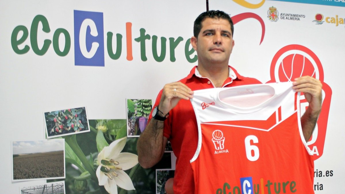 Raúl Fernández con la camiseta.