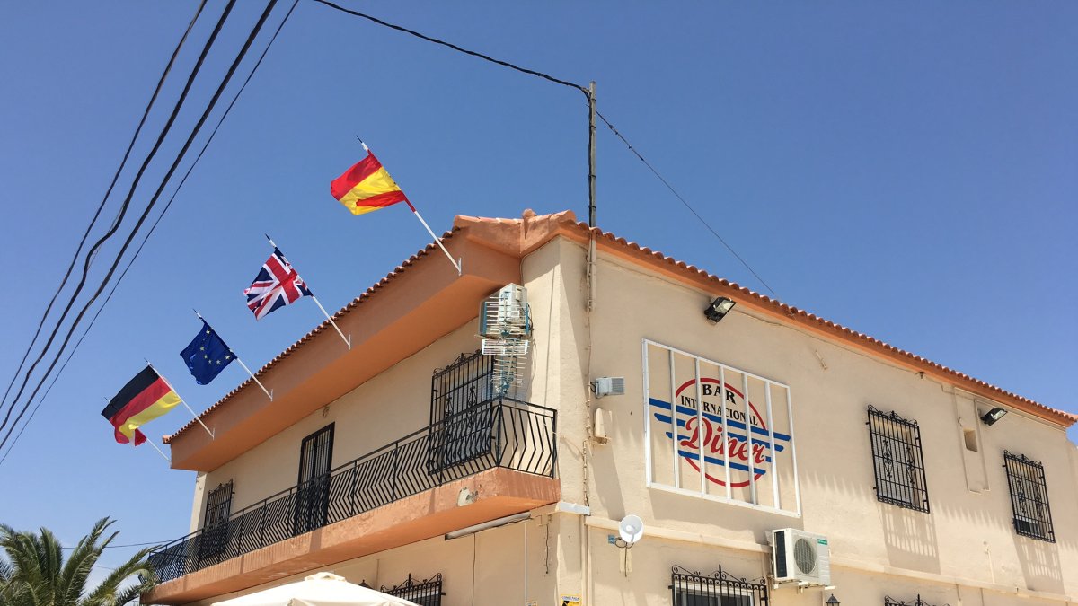 Banderas en un bar frecuentado por británicos