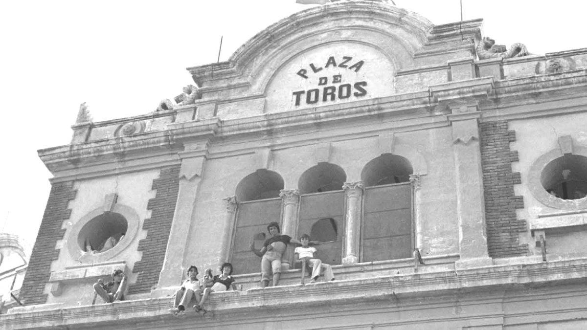 Muchachos de los años 70 colgados de la cornisa de la Plaza de Toros. Foto de Felipe Ortiz.