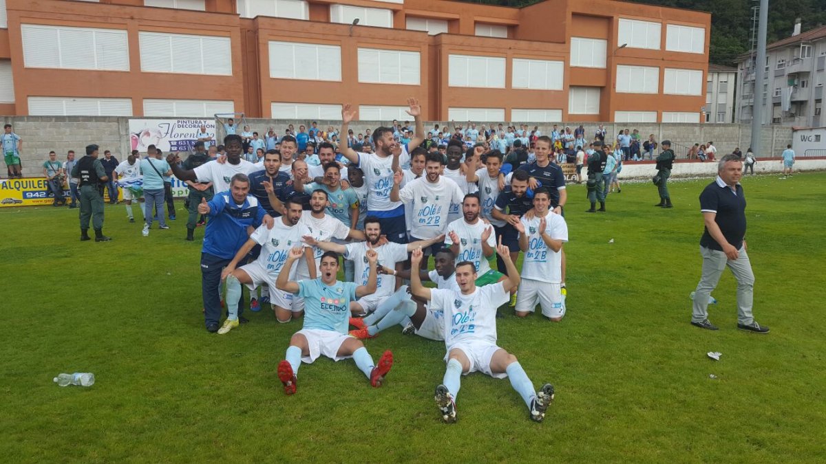 Los jugadores de El Ejido celebrando el ascenso.
