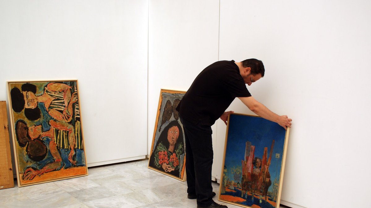 El comisario de la muestra, Juan Manuel Martín Robles, durante el montaje.