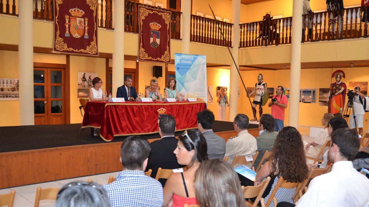 Momento de la inauguración de los Cursos de Verano en el Castillo de Santa Ana