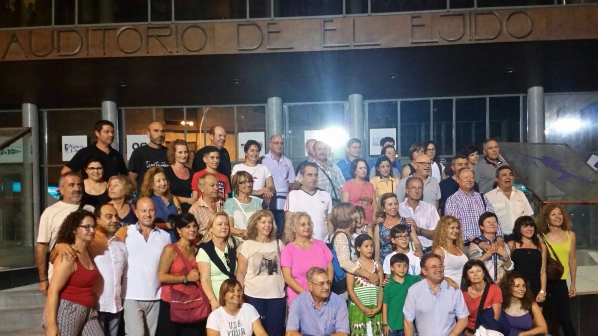 Los participantes en el Camino de Santiago, fotografiados anoche en El Ejido antes de emprender la ruta.