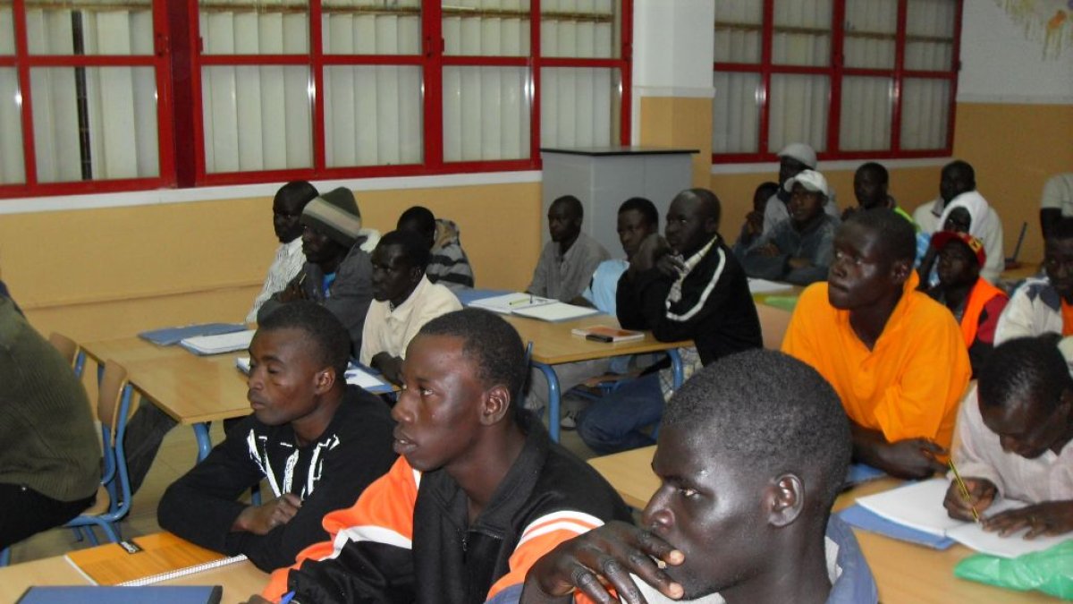 Inmigrantes de origen subsahariano reciben clases de español en el Centro de Adultos de Puebla de Vícar.