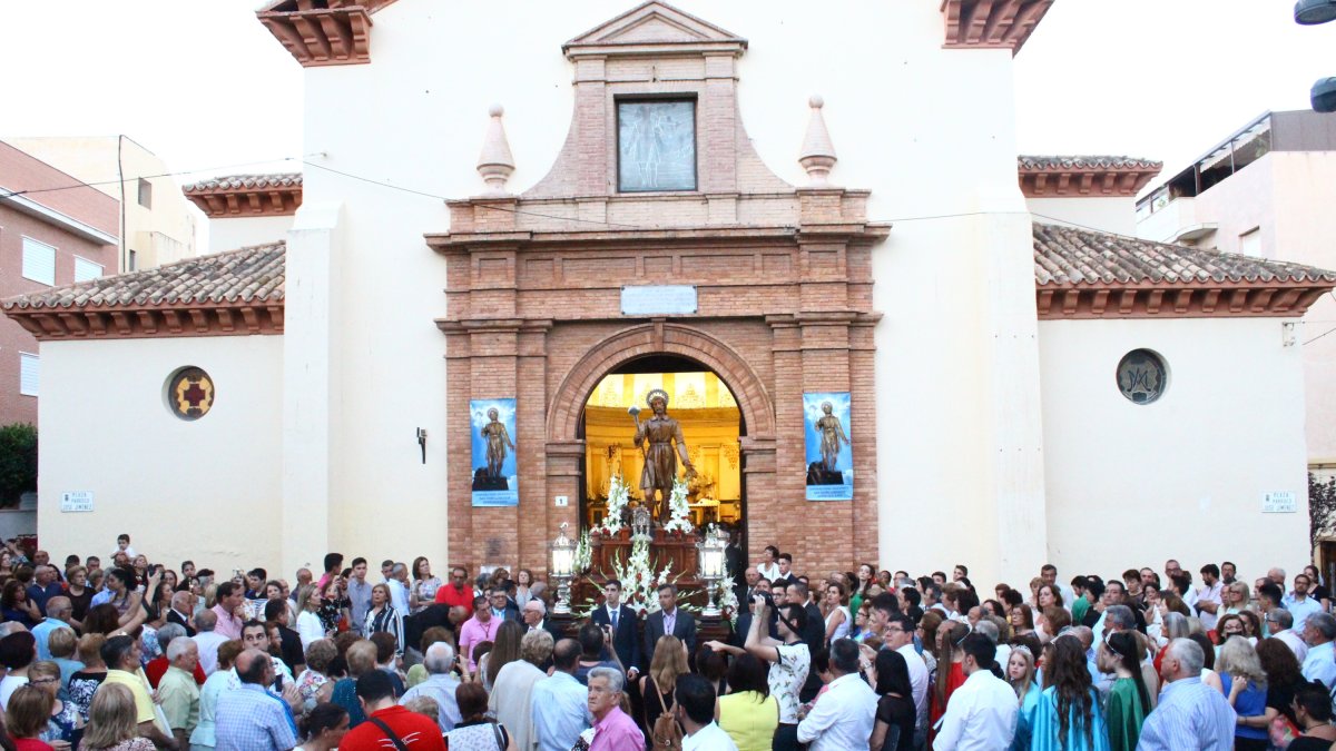 Cientos de personas esperan la salida de la imagen de San Isidro de su templo, ayer en El Ejido.