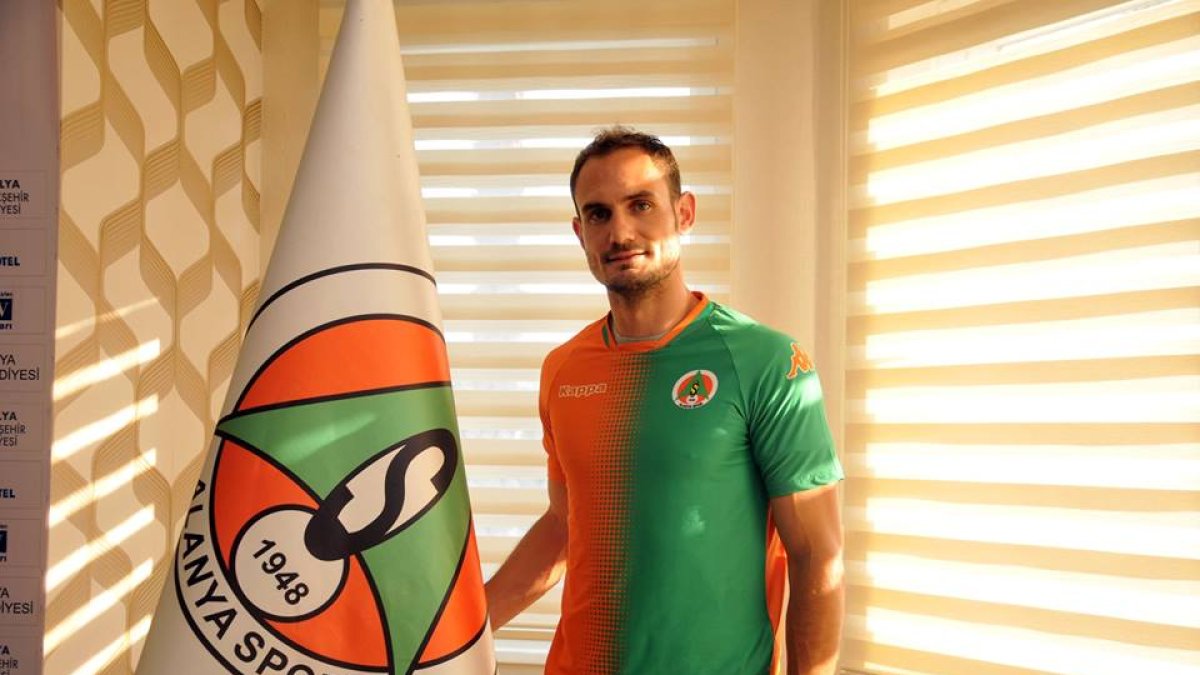Carlos García con su nueva camiseta.