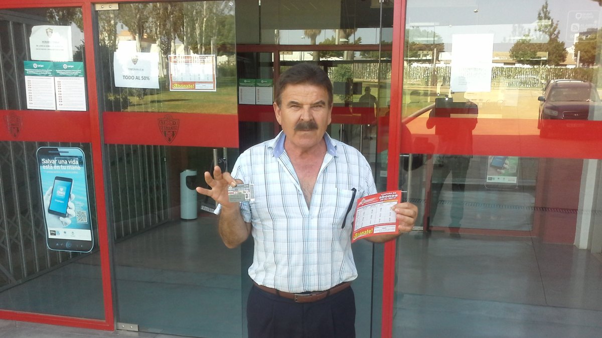 José Antonio Montes con su nuevo abono.