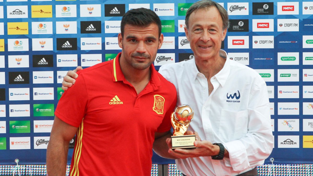 Dona recibiendo el trofeo a Mejor Portero.