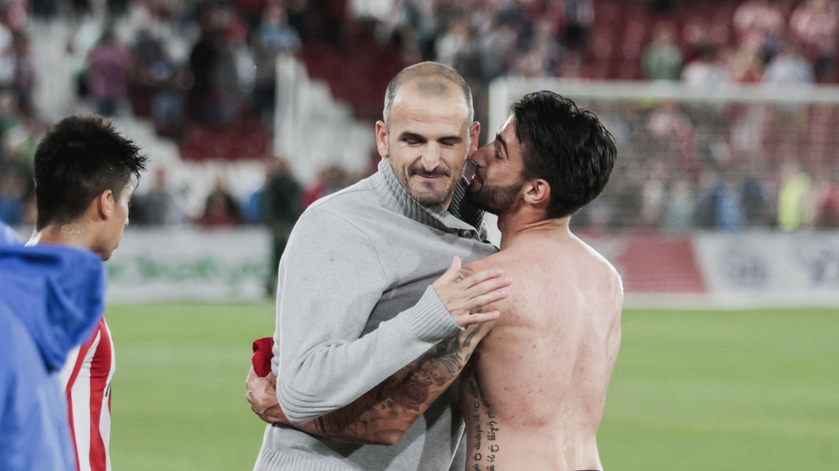 Soriano se abraza a Chuli celebrando un gol.