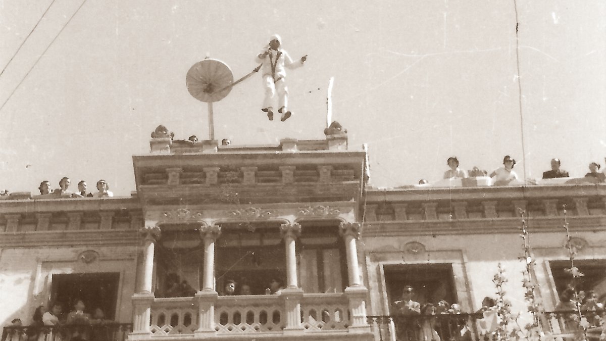 Julián Zamarriego, en el momento supremo de lanzarse al vacío a la Plaza Circular.