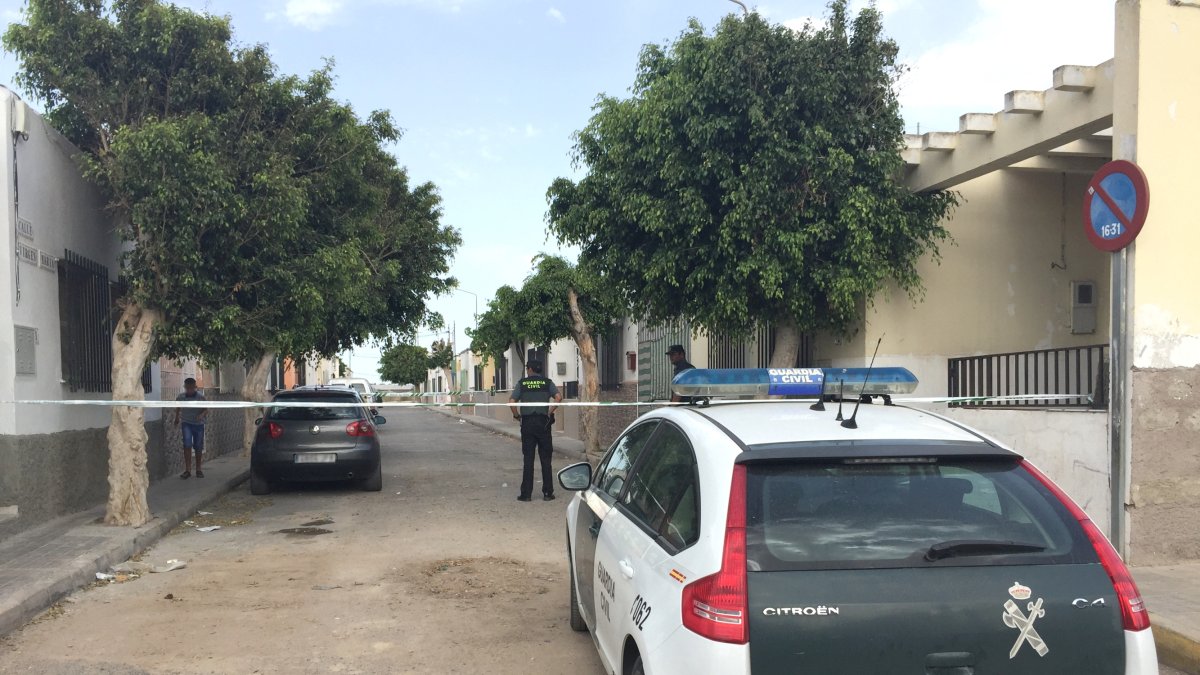 Zona acordonada por la Guardia Civil en la barriada de Campohermoso (Níjar), lugar de los hechos.