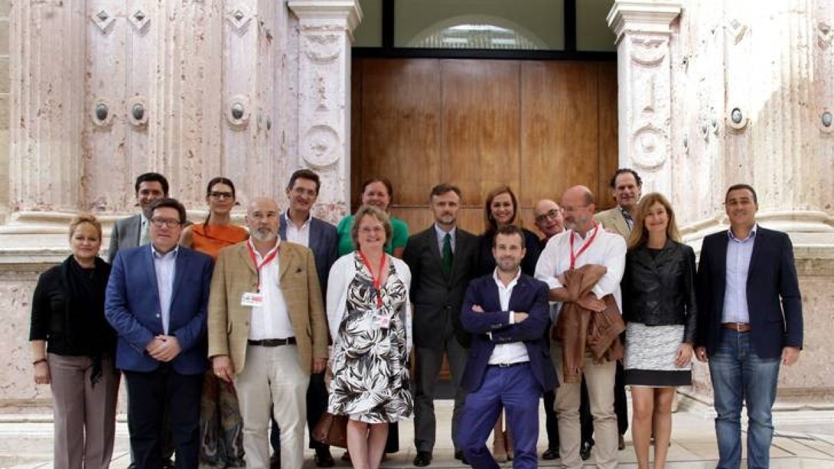 Visita de representantes de viviendas ilegales al Parlamento andaluz en 2015.
