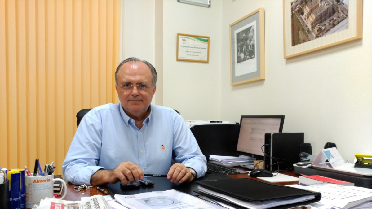 El gerente del Hospital Mediterráneo, José Ramón Vicente Rull, fotografiado en su despacho.