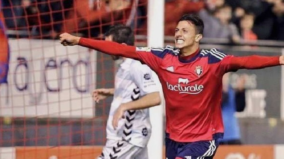 Maikel celebrando un gol con Osasuna.