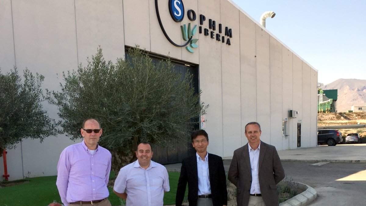 Raúl heredia, director general de Sophim Iberia, junto a clientes japoneses, en Níjar.