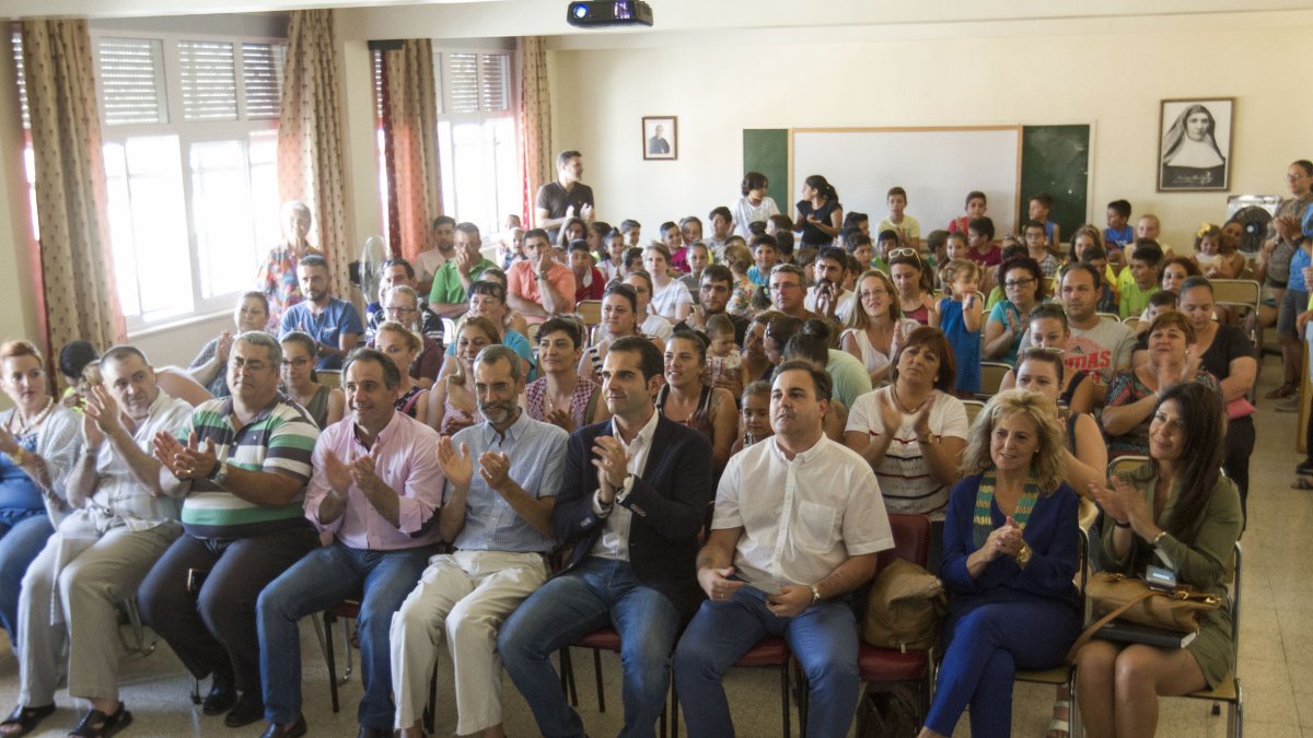 Ramón Fernández-Pacheco con los deportistas.