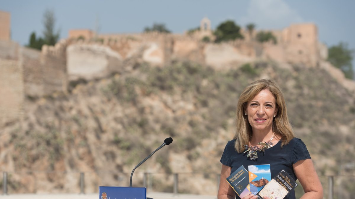 La edil Lola de Haro desde el ‘terrao’ del Ayuntamiento con la Alcazaba al fondo.